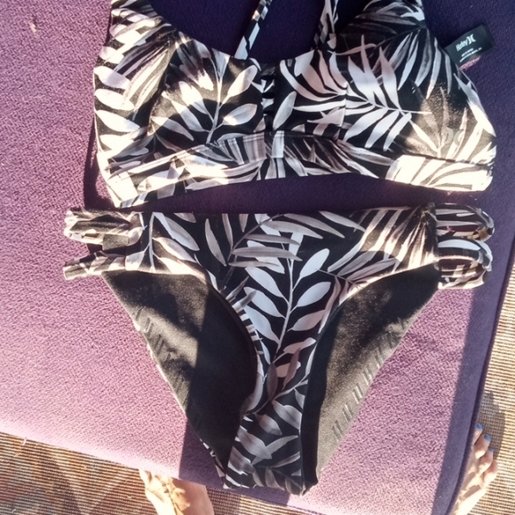 Hurley Bikini - Picture 1 of 6